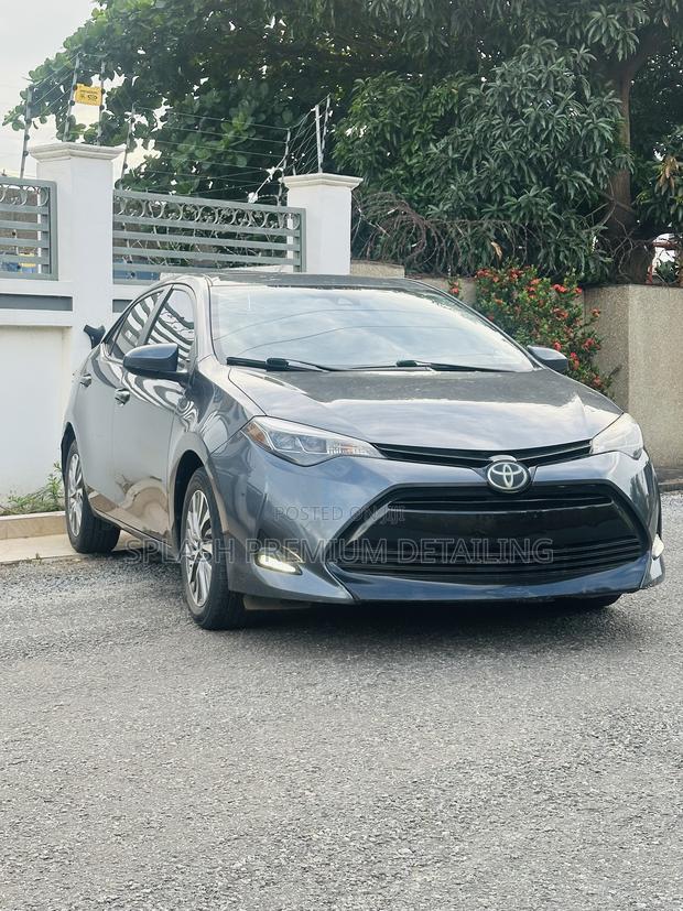Toyota Corolla XLE (1.8L 4cyl 2A) 2018 Gray