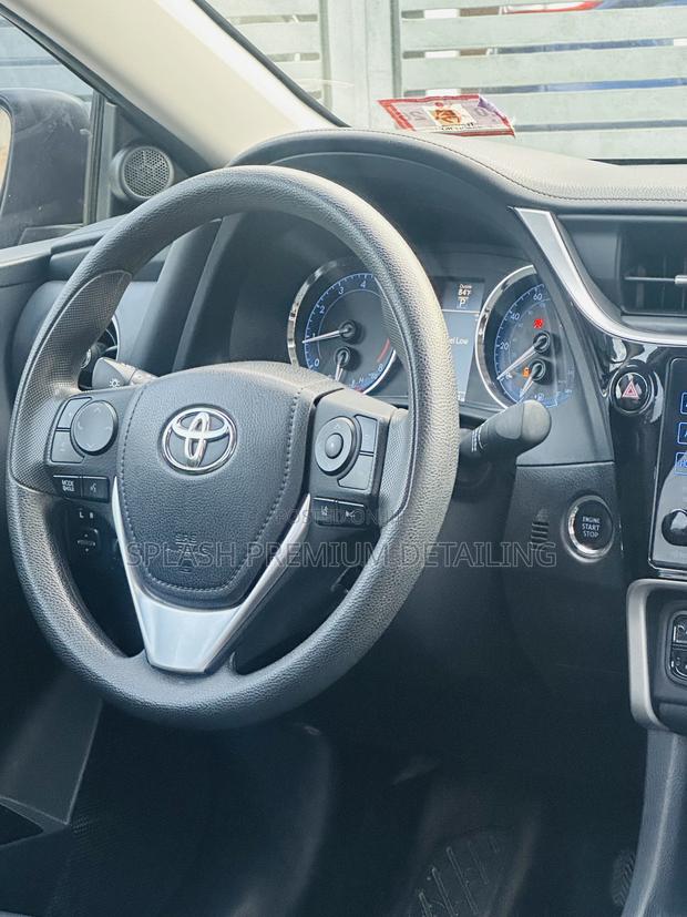 Toyota Corolla XLE (1.8L 4cyl 2A) 2018 Gray