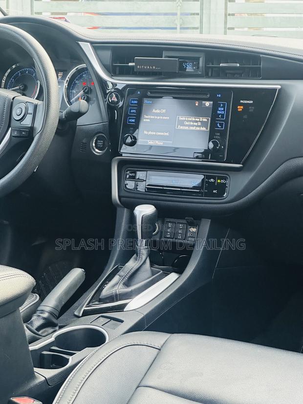 Toyota Corolla XLE (1.8L 4cyl 2A) 2018 Gray