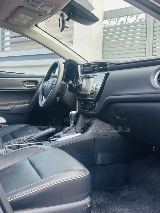 Toyota Corolla XLE (1.8L 4cyl 2A) 2018 Gray