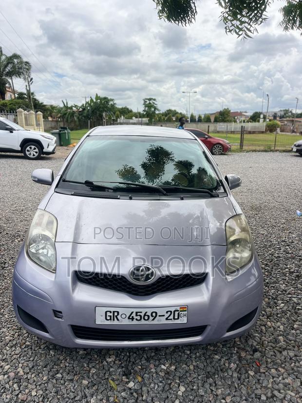 Toyota Vitz 2010 Silver