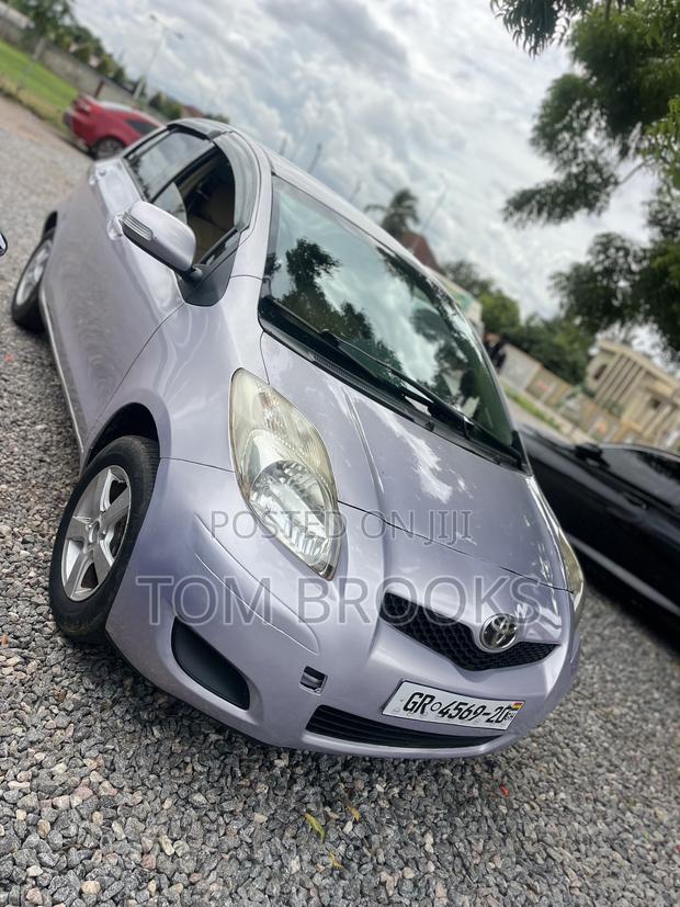 Toyota Vitz 2010 Silver