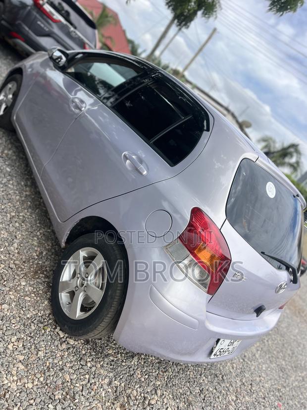 Toyota Vitz 2010 Silver