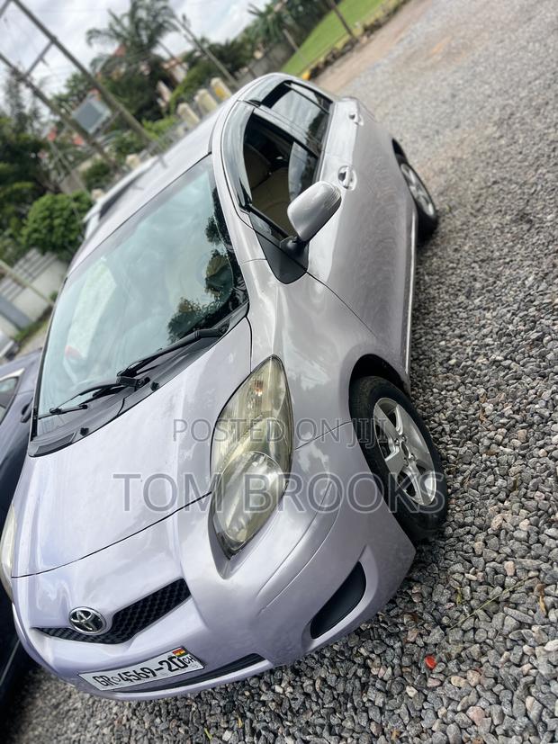 Toyota Vitz 2010 Silver