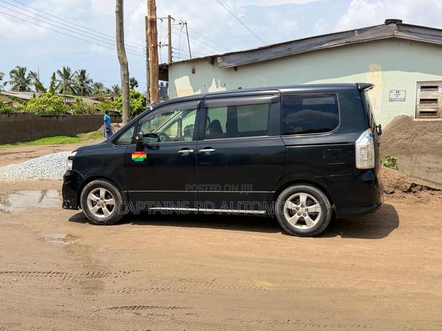 Toyota Voxy 2013 Black