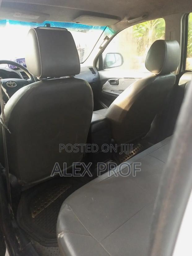 Toyota Hilux 2.5 D-4D 4X4 SRX 2009 White