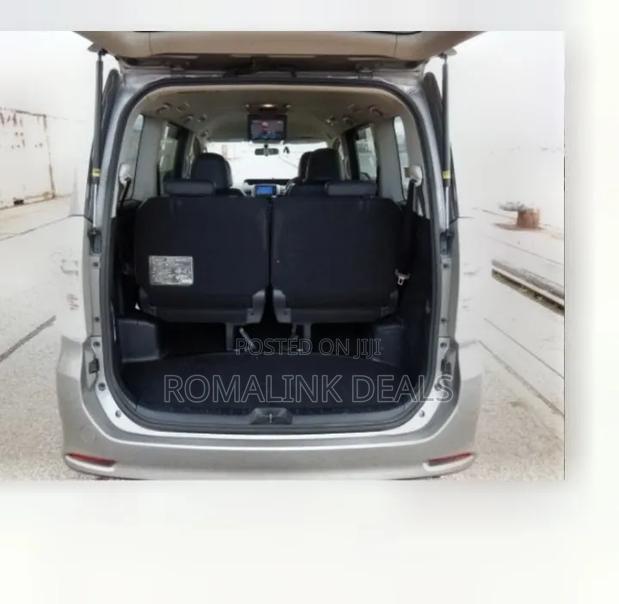 Toyota Voxy 2012 Gray