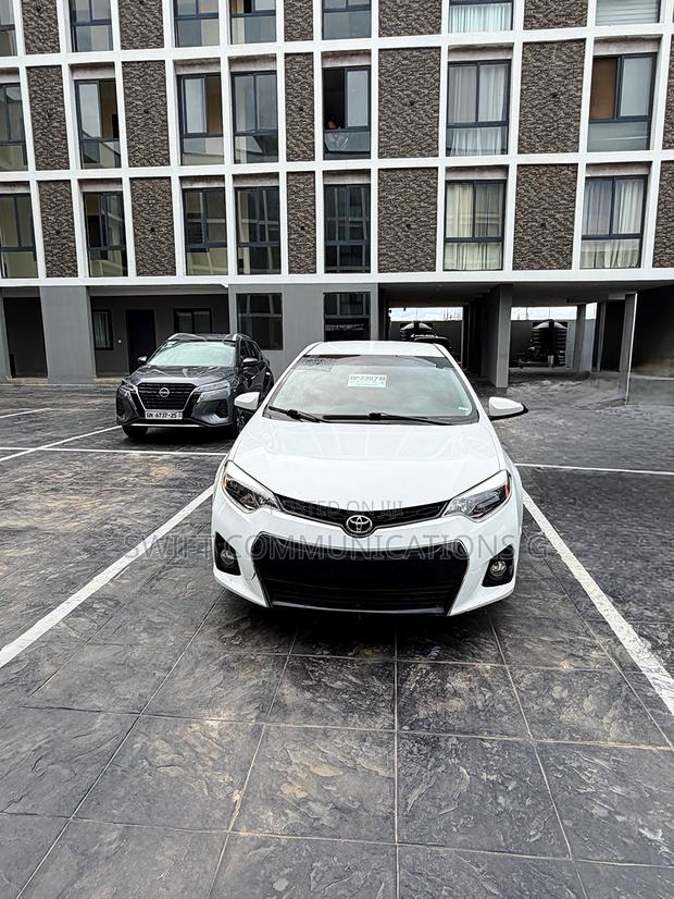 Toyota Corolla LE 4dr Sedan (1.8L 4cyl CVT) 2016 White