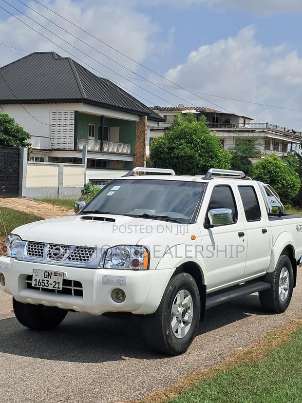 Nissan Hardbody 2015 White