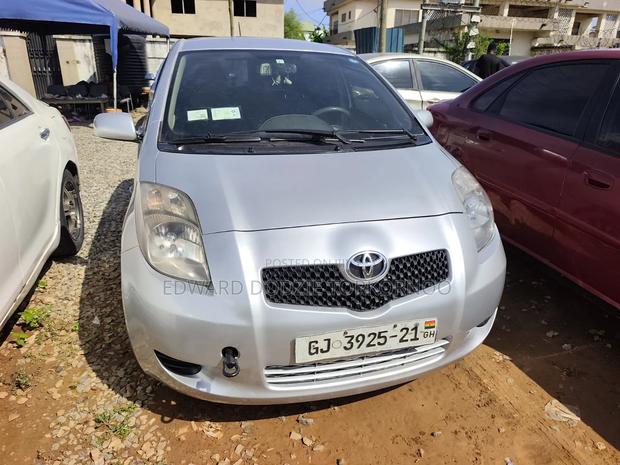 Toyota Vitz 2010 Silver