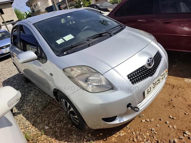 Toyota Vitz 2010 Silver