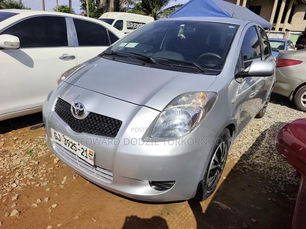 Toyota Vitz 2010 Silver