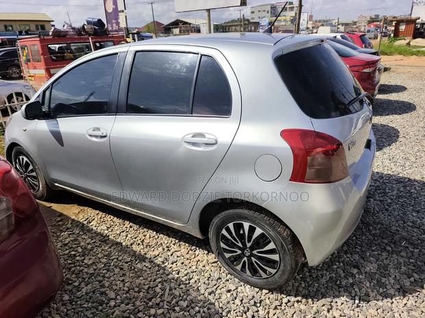 Toyota Vitz 2010 Silver