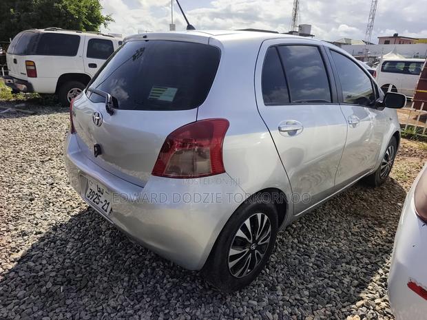Toyota Vitz 2010 Silver