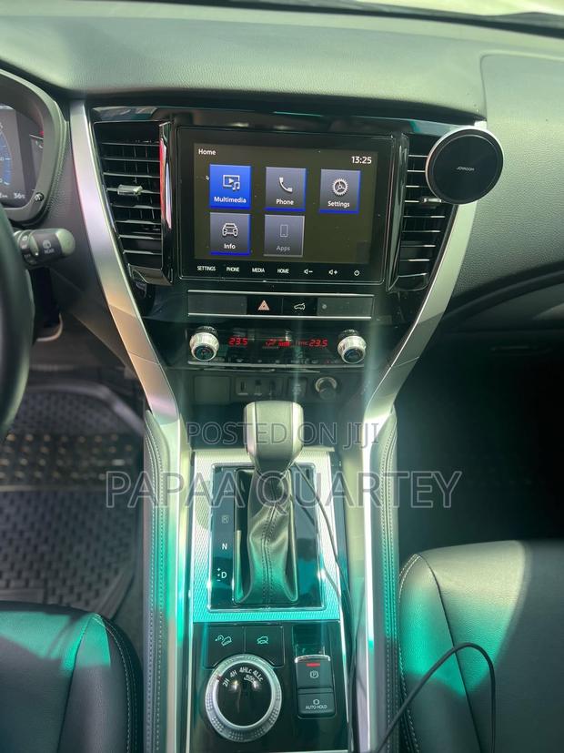 Mitsubishi Montero Sport 2025 White