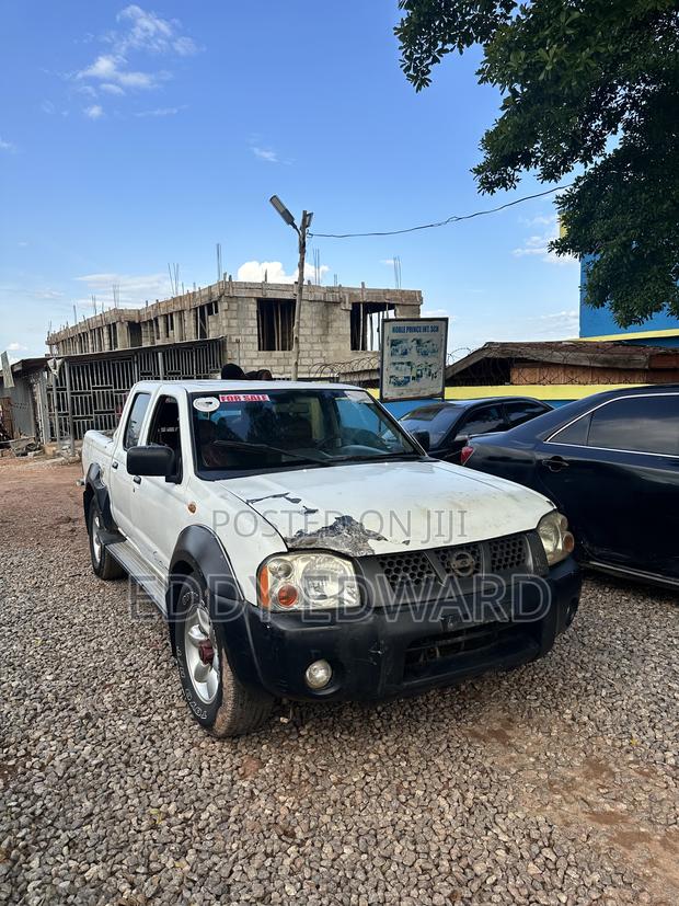 Nissan Pick-Up 2006 White