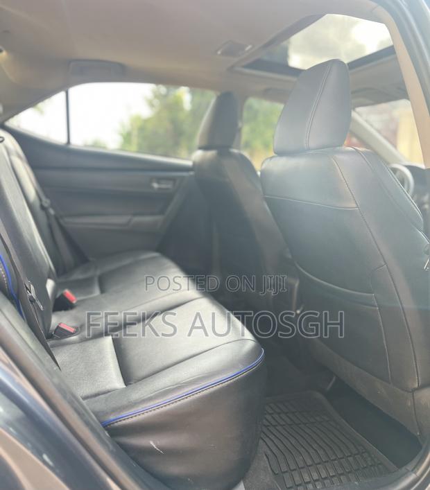 Toyota Corolla XLE (1.8L 4cyl 2A) 2018 Gray