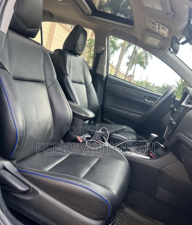 Toyota Corolla XLE (1.8L 4cyl 2A) 2018 Gray
