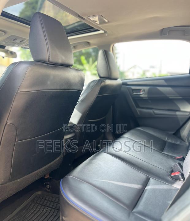 Toyota Corolla XLE (1.8L 4cyl 2A) 2018 Gray