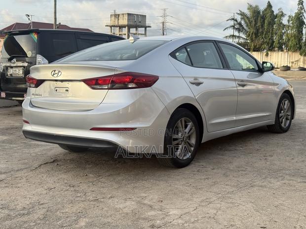 Hyundai Elantra Limited Sedan FWD (2.0L 4cyl 6A) 2017 Silver
