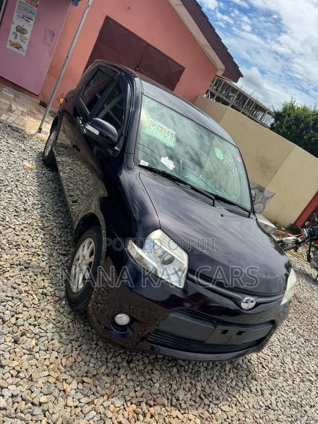 Toyota Sienta 2015 Brown