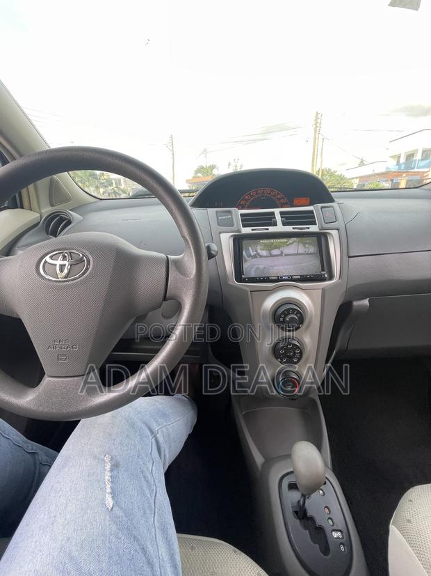 Toyota Vitz 2010 Silver