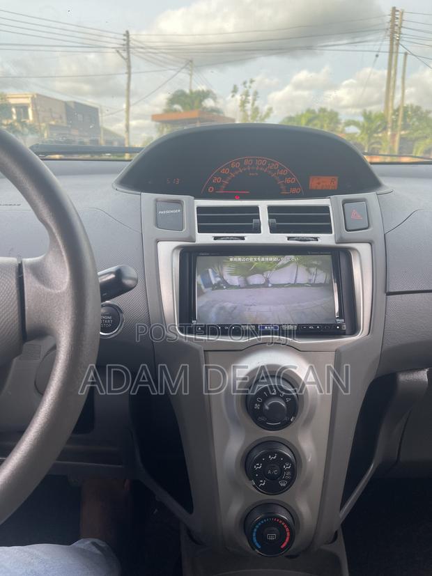 Toyota Vitz 2010 Silver