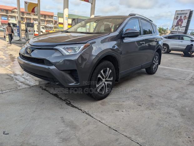 Toyota RAV4 LE 4dr SUV AWD (2.5L 4cyl 6A) 2018 Gray