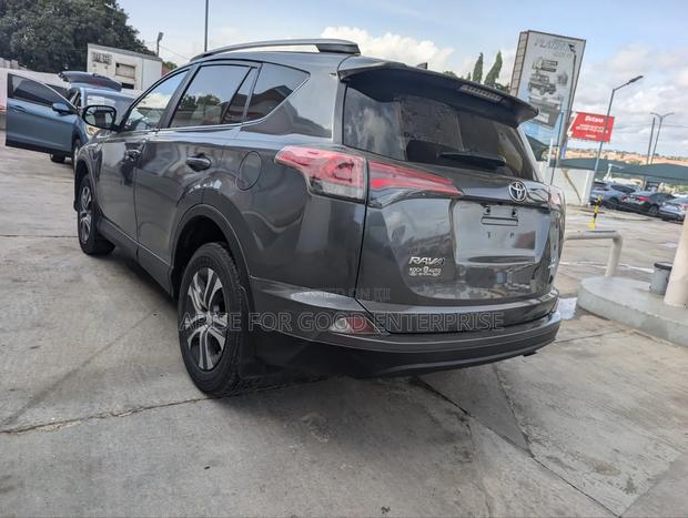 Toyota RAV4 LE 4dr SUV AWD (2.5L 4cyl 6A) 2018 Gray