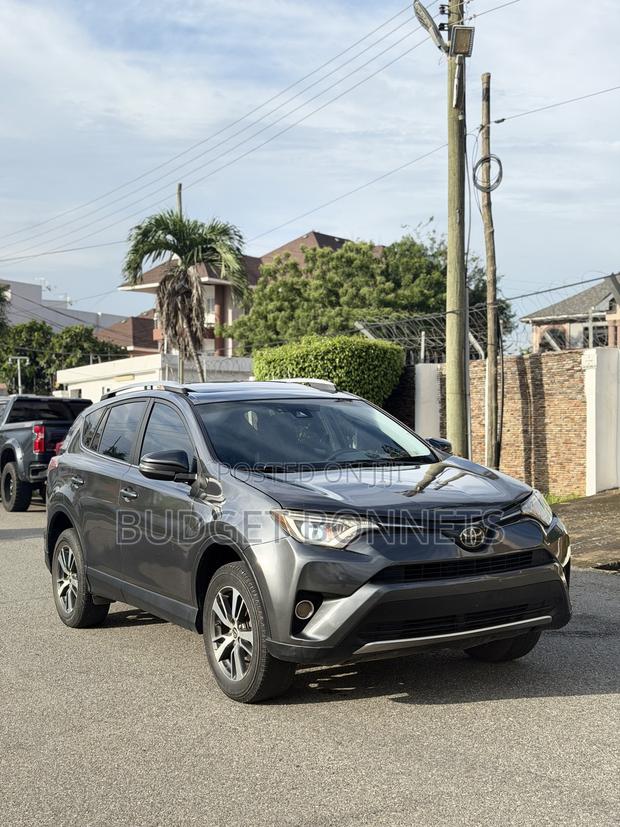 Toyota Corolla XLE (1.8L 4cyl 2A) 2018 Silver