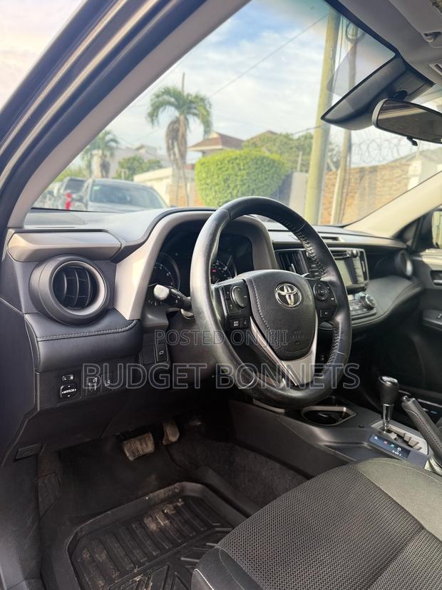 Toyota Corolla XLE (1.8L 4cyl 2A) 2018 Silver