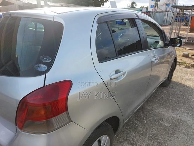 Toyota Vitz 2010 Silver
