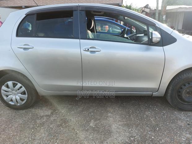 Toyota Vitz 2010 Silver