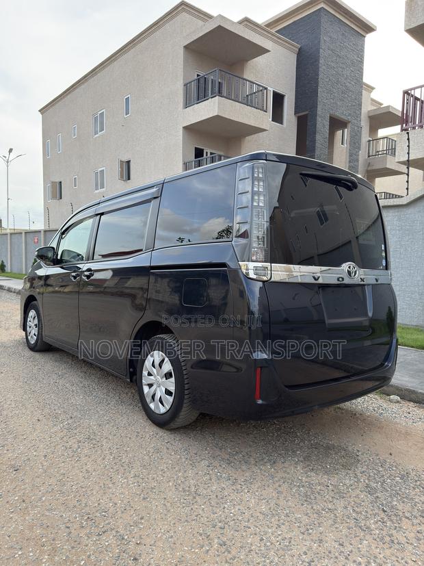 Toyota Voxy 2015