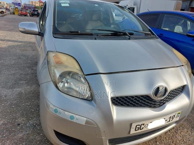 Toyota Vitz 2010 Silver