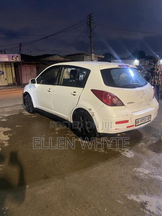 Nissan Versa 1.8 SL Hatchback 2007 White