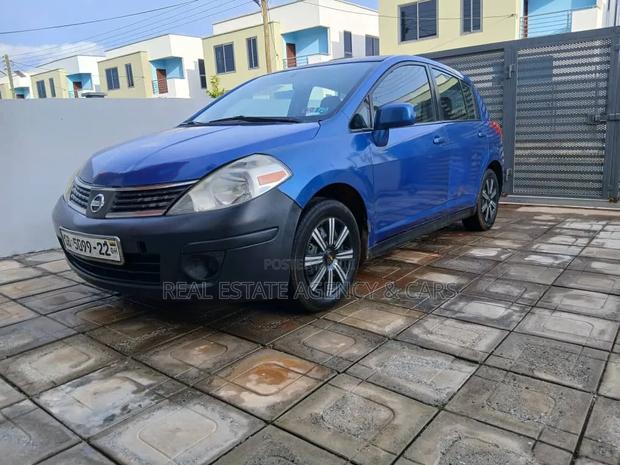 Nissan Versa Hatchback 1.8 S 2009 Blue
