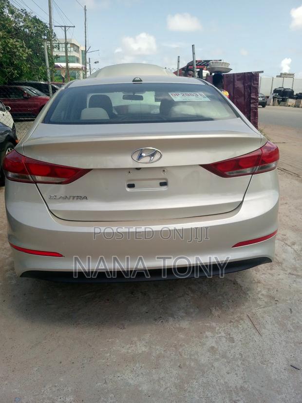 Hyundai Elantra Limited Sedan FWD (2.0L 4cyl 6A) 2017 Silver