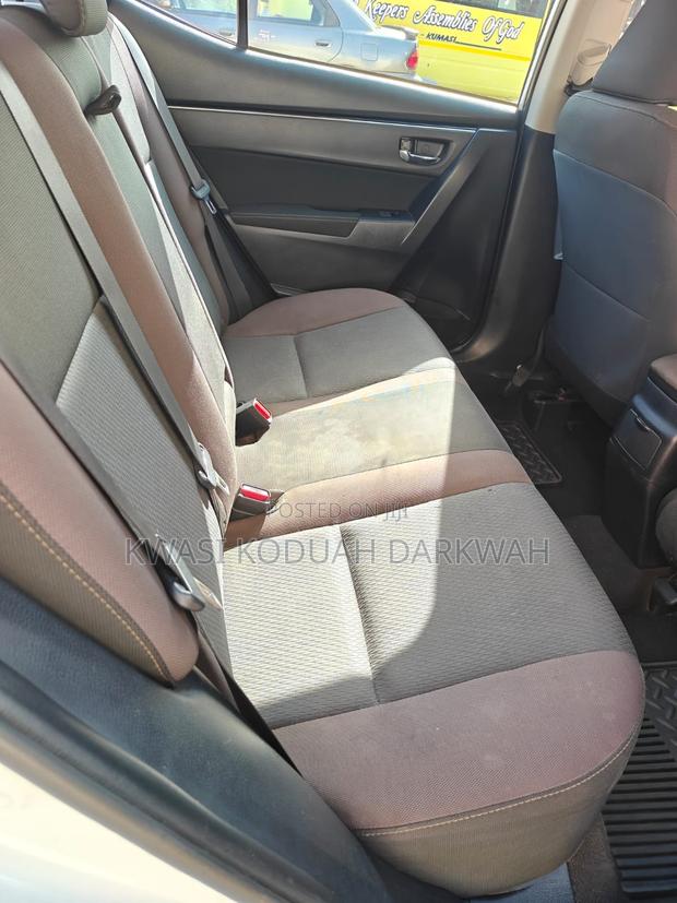 Toyota Corolla LE 4dr Sedan (1.8L 4cyl CVT) 2017 White