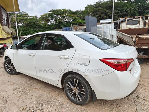 Toyota Corolla LE 4dr Sedan (1.8L 4cyl CVT) 2017 White