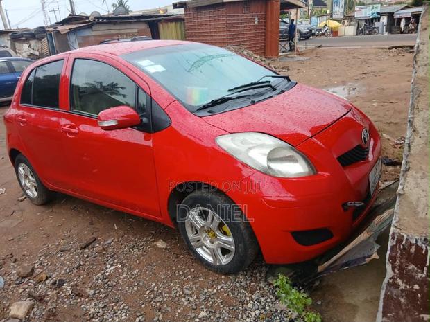 Toyota Vitz 1.0 FWD 5dr 2010 Red