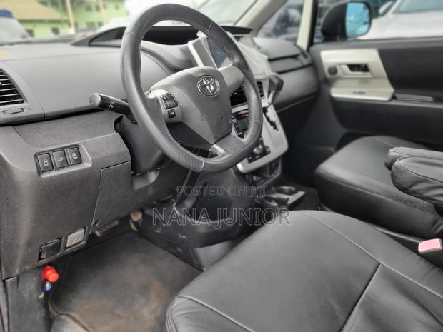 Toyota Voxy 2010 Black