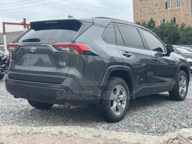 Toyota RAV4 XLE 2022 Gray