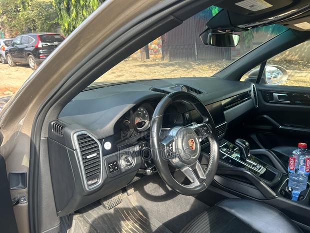 Porsche Cayenne Base AWD 2020 Brown