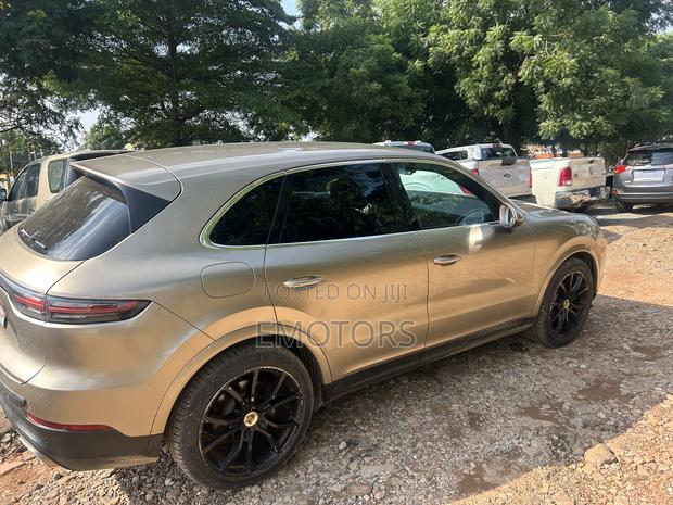 Porsche Cayenne Base AWD 2020 Brown