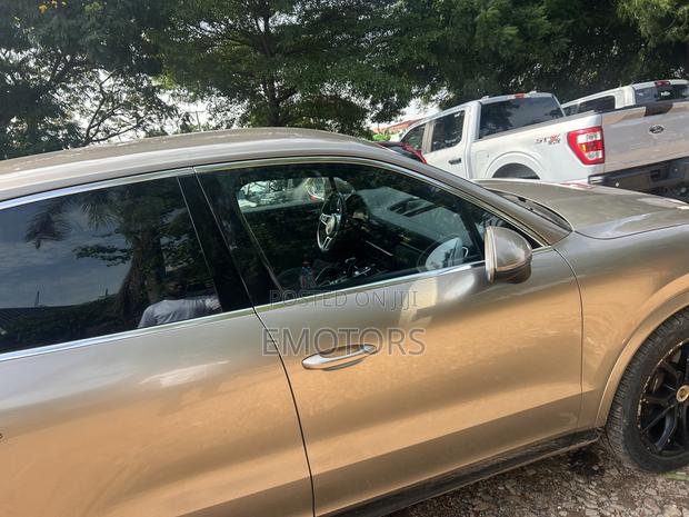 Porsche Cayenne Base AWD 2020 Brown