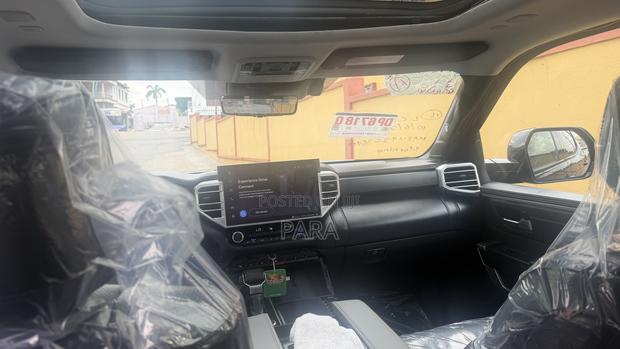 Toyota Tundra Platinum CrewMax 5.5' Bed 2023 Blue