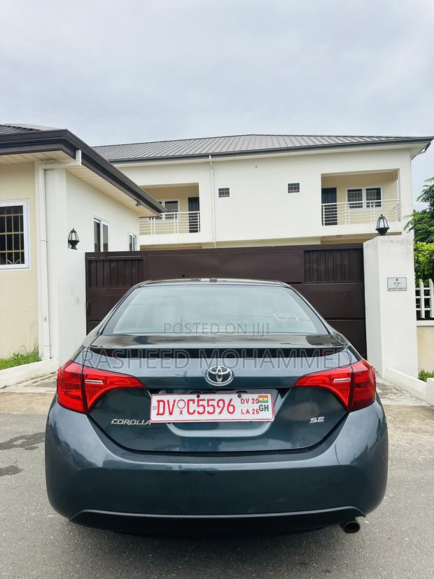 Toyota Corolla SE (1.8L 4cyl 6M) 2018 Gray