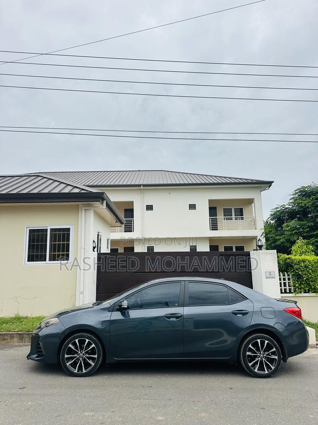Toyota Corolla SE (1.8L 4cyl 6M) 2018 Gray