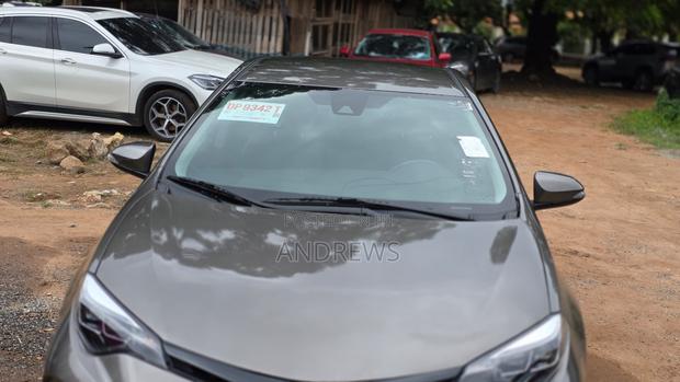 Toyota Corolla SE (1.8L 4cyl 6M) 2018 Brown